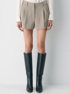Aritzia The Effortless Short Mini in Beige